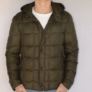 Massimo Dutti vinterjacka  - MASSIMO DUTTI VINTERJACKA  Storlek : L   Passform : Passar M  Användning : Jackan är i ett väldigt fint skick utan defekter  Nypris : Cirka 2500SEK  Modellen på bilen är 182CM och väger 76KG
