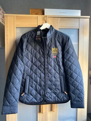 Mörkblå quiltad jacka från Morris - Morris jacka xs oanvänd med   Butiks pris ca 1600-2300kr  Passar perfekt till vår sommar höst.