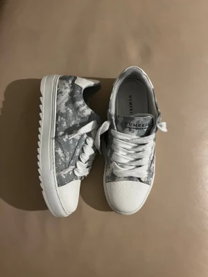 Numeris Clouds - Säljer ett par Numeris Clouds, perfekta inför sommaren och enkla att matcha med alla outfits. I mycket bra skick, med endast en liten defekt invändigt baktill (inget som påverkar användningen).Storlek 44, passar även 44.5. Pris kan diskuteras 💯