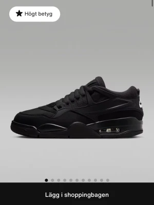 Jordan 4 Rm Nike air  - Snygga helsvarta Nike Air Jordan sneakers. Nypris 1800kr, mitt pris går att diskutera om. Har varit använda någon gång men sen har jag börjat fått skavsår för dom var för små. Skolådan har ett litet hål på sej uppe på men skorna är helt perfekt utan nån skada och jag skickar även med exaktra skosnören som jag fick med i köpet som är vita. Skriv till mig om ni vill diskutera priser 