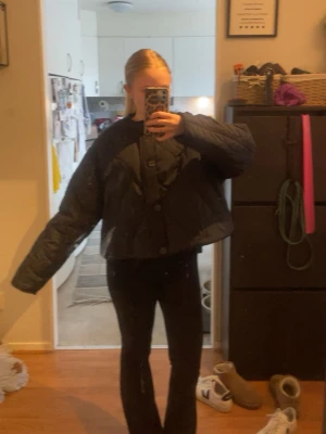 Svart jacka från Zara  - Jackan är väl använd men inte haft den så super länge. Den har inga defekter så utan kanske bara lite små trådar vid knappen längst upp som man kan se på en av bilderna. Annars är den i väldigt bra skick.