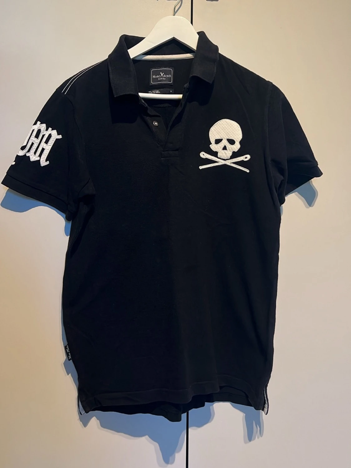 Svart t-shirt med dödskalle från Marc Ecko Cut & Sew