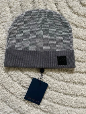 Mössa - Säljer en mycket fin mössa. Fick den som present men den kom aldrig till någon användning, därmed säljer jag den! Den har påse och tag på! Pris går att diskuteras!