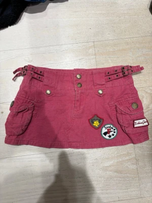 jeanskjol - säljer denna jättefina jeanskjolen från fishbone som är perfekt för sommarn💞💞 stl xs och är i jättebra skcik! inga defekter💞 skriv för mått eller andra frågor💞 pris kan diskuteras
