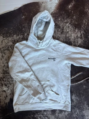 Gosha Rubchinskiy hoodie från Bakunt '91 - Säljer en ljusgrå hoodie från Gosha Rubchinskiy Bakunt med broderad text 'Bakunt '91' på bröstet. Materialet är 100% bomull. Vet inte exakt värdet på denna men köpte för strax över 3.000kr. Riktigt nischat märke, lite dsvdv😅