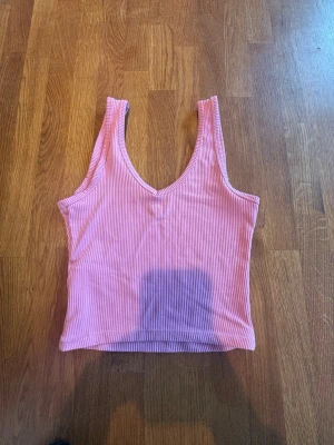 Rosa v - ringat linne - En söt och somrig ribbad rosa topp!