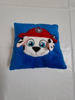 Supersnygg Marshall Paw Patrol kudde i jättefint skick - Ny blå kudde från barnserien Paw patrol med hunden Marshall på. Oanvänd. Köpt och glömd i garderoben.