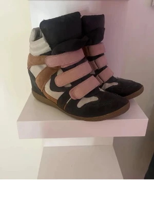 Kilklack sneakers - Säljer ett par kiljlacksneakers i storlek 39!