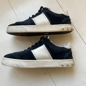 Valentino Flycrews  - Säljer ett par feta Flycrews från Valentino. Skorna är i storlek 37 men passar även 36/38. Skorna är i ett ganska väl skick. Skon saknar en bit och mockan har börjat tappa lite färg. Förutom det är skon i väldigt bra skick. Skorna har en riktigt fin marinblå färg. Skorna är perfekt nu när det börjar bli varmare. Rekommenderar dessa skor starkt. Dessa är väldigt sällsynta så passa på! Ny pris runt 7000kr 