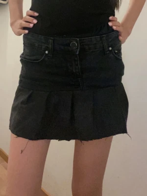 Svart volangkjol - Säljer en jättefin somrig volangkjol som jag har gjort helt själv. Den passar till allt och är väldigt fin, (den är inte helt perfekt då jag har gjort den själv) pris kan sänkas 