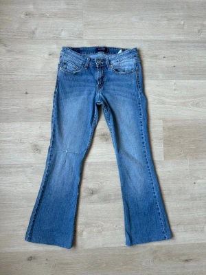 Blåa Levis 518 Bootcut Jeans Storlek S | 3 - Fina Levis Jeans i blå färg. Jeansen är i mycket bra skick och sparsamt använda. |  Äkta som allt annat jag säljer! ✅ |  Storlek: | S / 3 Skick: Mycket Bra Skick - blivit lagade på ett ställe (SE SISTA BILD)| Färg: Blå | Märke: Levis | Modell: Jeans |   Hör gärna av dig vid frågor så svarar jag så fort jag kan! 😁|  (Sku - 98)