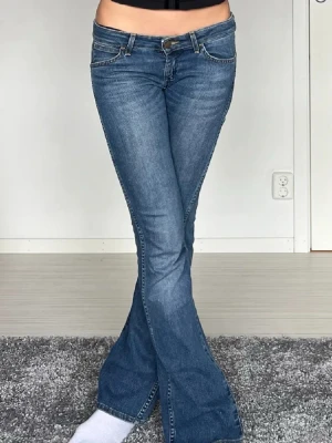 Lågmidjade jeans - Säljer dessa snygga jätte Lågmidjade jeans från wrangler pga att de är för små. Midjemått rakt över midjan 37cm och innerbens längd är 80cm💕
