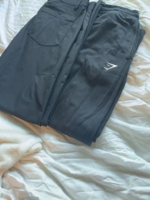 Gymshark byxor - Två byxor från Gymshark som passar till varje gym outfit! Båda är i samma storlek och passar Small👌🏻Kom med frågor och prisförslag 🍾