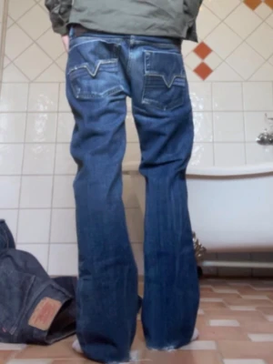 Vintage raw denim diesel bootcut jeans (Zatiny) - Säljer nu dessa sjukt snygga vintage raw denim diesel bootcut jeans😊 Jeansen är i en slim bootcut modell! Sjukt snygga fades och whiskers som gör dessa jeans till one of a kind🙌 Riktigt snygg färg som bara blir snyggare ju mer man använder jeansen🤩 Säljs ej längre i butik och är därav mycket eftertraktade🤝 Skriv vid funderingar 📲