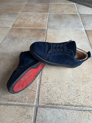 Mörkblå Cristian Louboutin - Nästan aldrig använda alltså också i riktigt bra skick. Köpte dessa skor men dem passade mig inte så är tyvärr tvungen att resella dem. Skorna är storlek 41 och är bra i storleken. Box, kvitto, påse och annat bevis finns med.