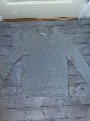 Zara tröja - Riktigt fräsch tröja från Zara. Otroligt bra passform och perfekt om de vill se lite stiligare ut en vanlig vardag. Priset kan diskuteras 