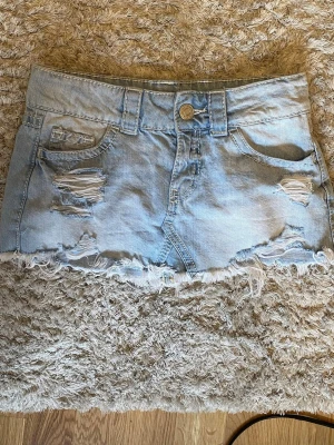 Jeanskjol - Säljer denna fina jeanskjol från Gina tricot. Den är knappt andvänd och säljer pga att den inte kommer till andvänding. Orginal pris 299kr. 💕