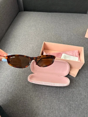 Bruna cat eye solglasögon miumiu - Snygga bruna solglasögon cat eye-modell 