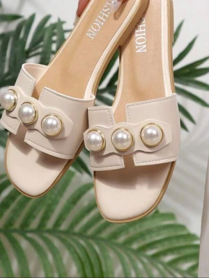 Tofflor - Dom är helt nya, men dom passade inte mig. Beställde. Jag beställde 37, men de är egentligen 36:or.