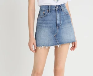 Levis Kjol - En Levis kjol som är i en lite mörkare nyans än den på bilderna, kan självklart lösa bilder vid efterfrågan. Kjolen är använd men har inga defekter eller skavanker. Kjolen är i storlek 28, skulle säga att om du är en 38 passar kjolen perfekt. 