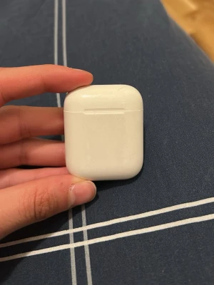Airpods 2 - Ny airpods 2 jag har använt typ 6 gånger det funkar bra och bra skick 