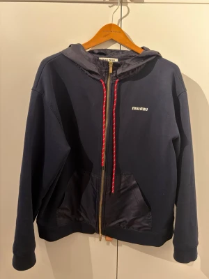 Miumiu kofta  - Säljer en miumiu kofta i storlek S (small fit). Själva passformen är mer oversized. Knappt använd, därav säljandet. Passar för både tjejer och killar!