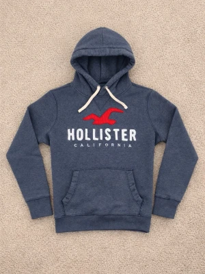 Hollister Hoodie - Vintage Hollister Hoodie - Tröjan är i utmärkt skick utan defekter - Storlek: M men sitter närmare S - Pris: 399kr  - Först till Kvarn! 