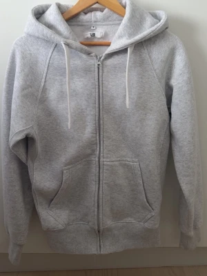 Russemerch hoodie  - Säljer denna russemerch hoodie då den knappt kommer till användning. Passar både tjej o kille!