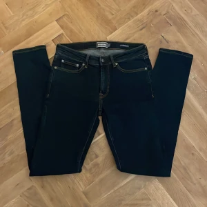 Mörkblåa Jeans - VILL FÅ DESSA SÅLDA SNABBT || Säljer dessa jättesnygga jeans från Dressmann i färgen mörkblå. Jeansen är i slim fit. W31(40cm) och L34(113cm). Nypris: 500kr. Hör av er vid frågor!✌️