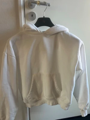 vit hoodie - Säljer denna vita hoodie från lager 157. Den är i storlek xs och i bra skick.