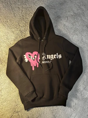 PA hoodie med tryck  - Svart hoodie med tryck. Original Storlek M men sitter mer som en S. Perfekt skick utan några som helst konstigheter. Hör av dig vid fler frågor!