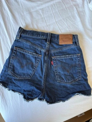Korta Levi’s shorts 501 - Korta shorts från Levi’s i storlek 25. Använd 2-3 gånger, så i skick som nya! 
