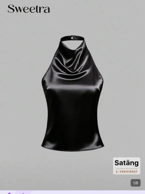 Svart satintopp med snörning Sweetra - Stilren svart halterneck topp i satin från Sweetra. Aldrig använd, helt ny. 