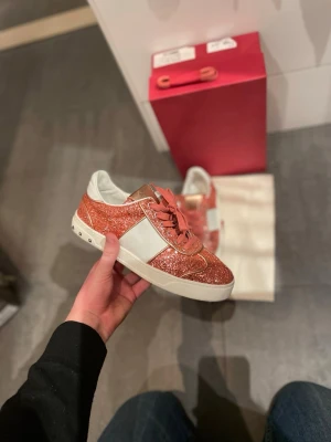 Valentino fly crew - Nya Valentino fly crew i rosa/rose glitter. Rintigt sälsynta och svåra att hitta nya. Skorna är i storlek 37. Skorna är äkta med. Låda, påse, kort och extra snöre fås med vid full pris 