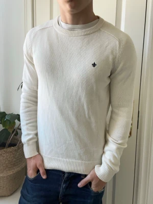 Morris tröja stickad  - Morris tröja stickad, passar bra på modellen.  Inga defekter! Modellen i bilderna är 180 cm 75 kg och bär Storlek S , Kom med frågor! 🌟 (Kan gå ned i pris vid köp av paket 😉) 