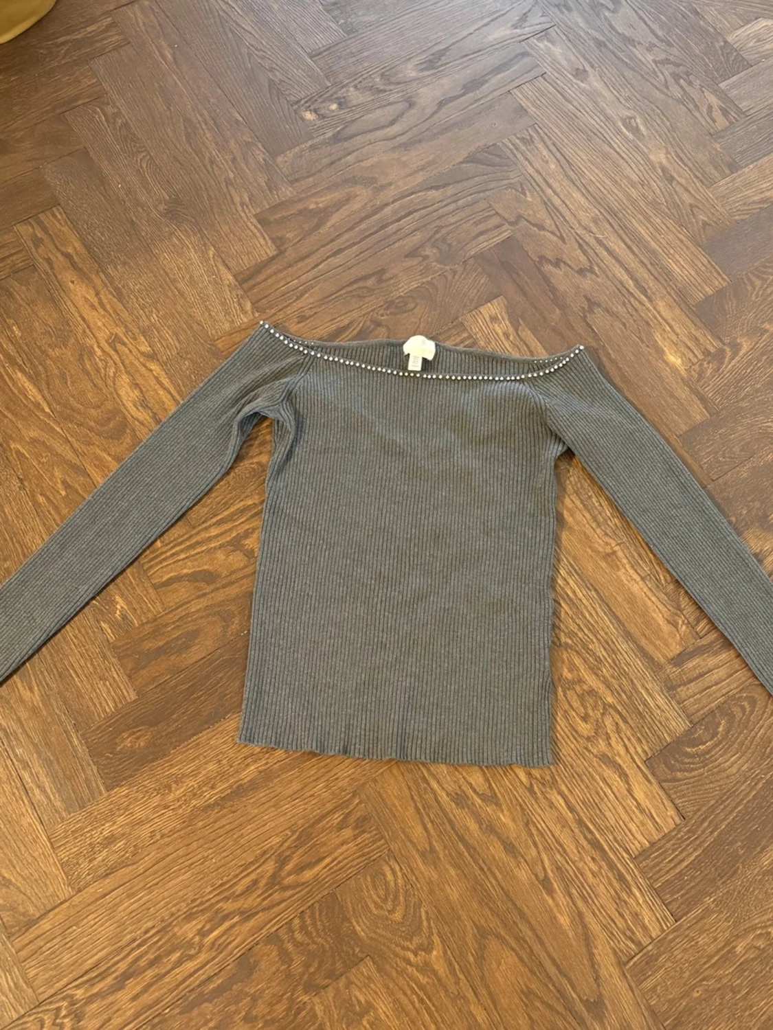 Jättesöt grå off-shoulder topp med silverstenar