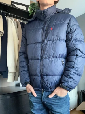 Ralphlauren jacka - Säljer denna riktigt snygga Ralphlauren jackan. Storleken är M och sitter true to size. Skicket är mycket fint. Skriv vid frågor eller bilder. Säljs billigt pga säsong