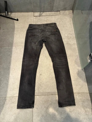 Nudie jeans  - Goa grå svarta nudie jeans i storlek 28/32, hör av er vid funderingar och kom gärna med prisförslag! 