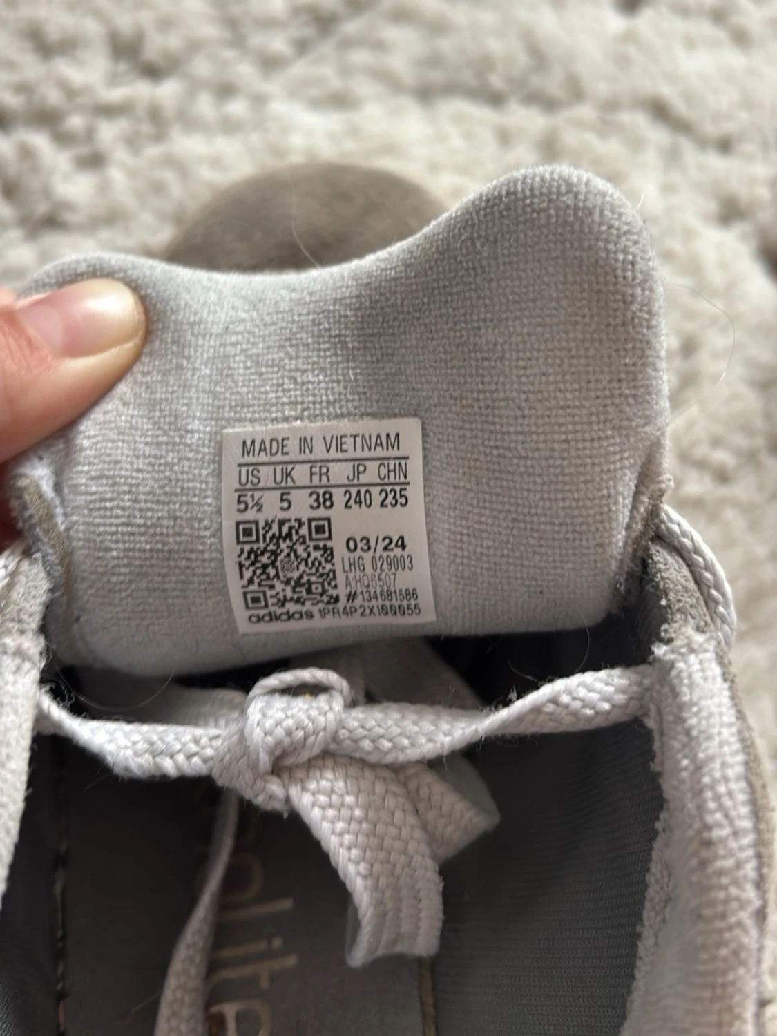 Grå Adidas sneakers med vita detaljer - 2