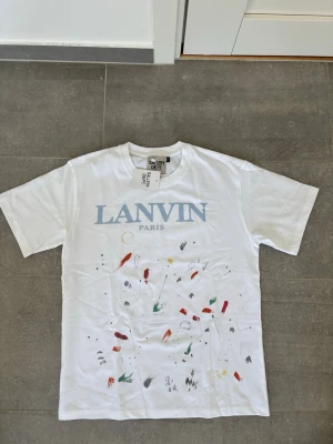 Vit Lanvin x Gallery Dept t-shirt - Snygg vit t-shirt från Lanvin x Gallery dept. Pris kan diskuteras. S MEN PASSAR SOM M