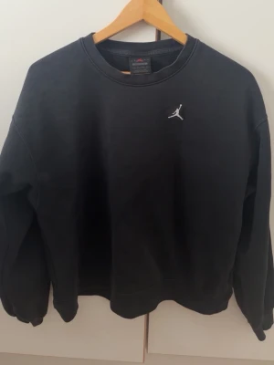 Svart Jordan sweatshirt med logga - mycket skön sweat shirt som inte kommer till användning, hör av dig vid frågor! 