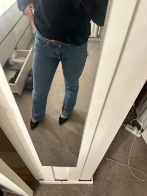 bootcut jeans  - blåa jeans från gina tricot, storlek 34, inga skador, passar mig som har 36
