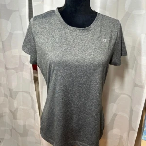 Träningstopp super kvalite Champion - I mycket bra skick, super kvalite! Strl 38.