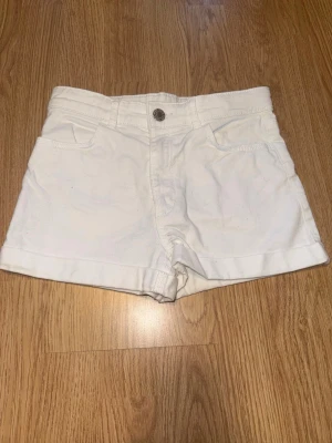 Vita denimshorts med fickor - Säljer klassiska vita denimshorts.