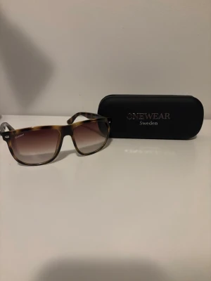 solglasögon från Onewear boyfriend modell - Snygga solglasögon från onewear som är riktigt feta nu till sommaren, är identiska till rayban boyfriend. Nypris 599