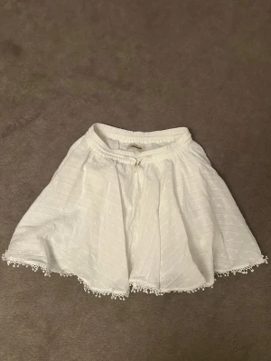 Vit kjol från Zadig & Voltaire  - Säljer en vit supersöt kjol som matchar med den vita blusen ifrån Zadig & Voltaire också i storlek 8 år. Kjolen är lite längre vilket passar jättebra till blusen.🤍 