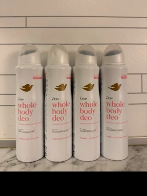 Dove Whole Body Deo Raspberry & Rose - Fyra flaskor Dove Whole Body Deo med doft av raspberry & rose scent. Sprayen är vit med rosa och guld detaljer, och har en rund form med plastlock. Passar för hela kroppen och ger en fräsch känsla hela dagen. passa på när det är gratis frakt idag.