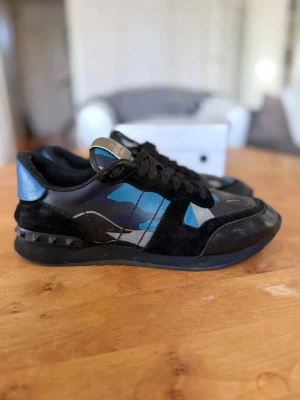 Valentino Rockrunners - Säljer ett par schyssta rockrunners eftersom de inte kommit till någon större användning av mig. Dem har lite tecken på slitage då de är lite äldre skor men har ett riktigt fräsch helhetsintryck. Kommer med valentino låda.
