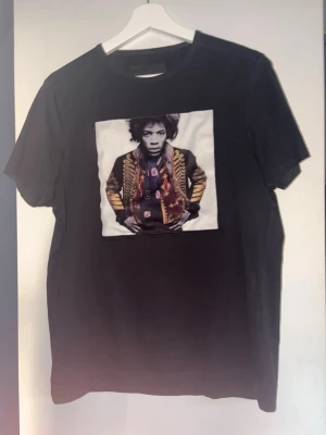 Svart t-shirt med tryck  - Tjena! Säljer min min Limitato t-shirt med tyck av Jimi Hendrix. T-shirten är i fint skick och box med kommer. Om ni har frågor är det bara att höra av er, MVH Filip 