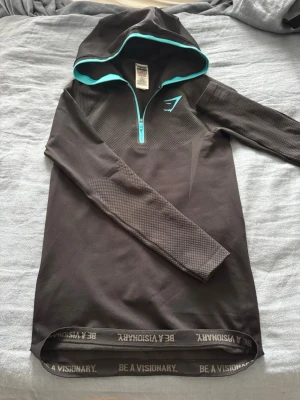 Gymshark onyx v5 blå! - Riktigt fet blå v5 hoodie från gymshark🔥håller på att få den hem här 2 st också i XS💪🏽 skriv om ni har frågor, pris kan diskuteras vid snabb affär! HELT NY. INTE ANVÄND! 